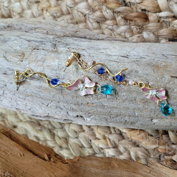 💥LAST ONE💥Fairy Flower Spiral Long Dangle Gold Tone Mismatched Earrings - Picture 5 of 9